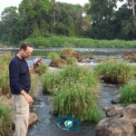 John P. Sullivan à l'écoute des mormyres. John P. Sullivan à l'écoute des mormyres.