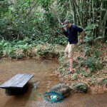 John P. Sullivan à l'écoute des mormyres. John P. Sullivan à l'écoute des mormyres.