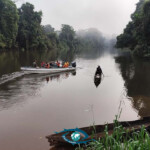 Pirogue locale et embarcation de la mission.