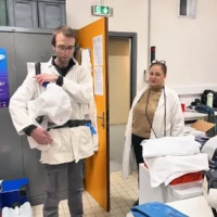 Jonathan Pfliger (à gauche) et Zora Gabsi (à droite) gestionnaires de la collection d’ichtyologie du MNHN.